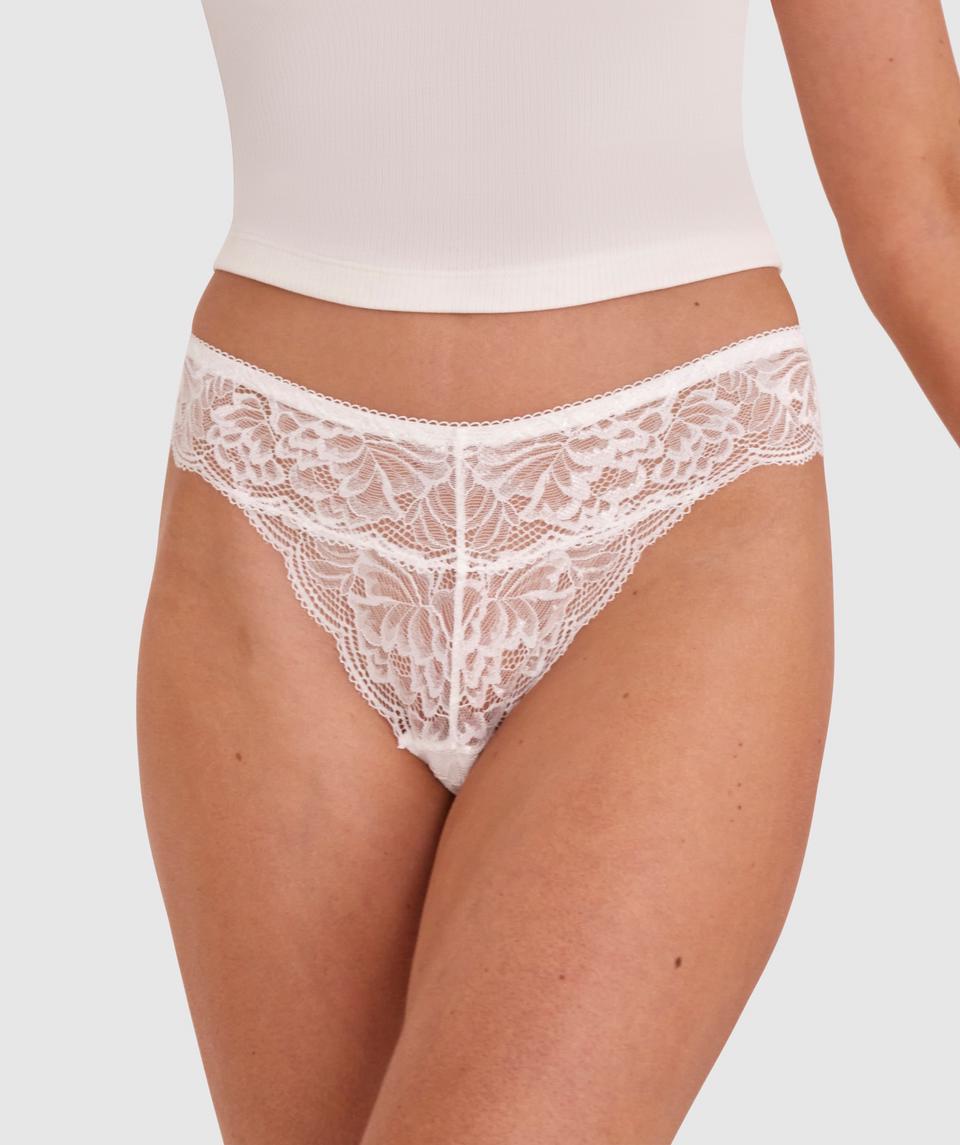 Phoebe is wearing a 10C/S top and 10/S bottom, with bust 83cm/33in, waist 62cm/24 1/2in, and hip 89cm/35in. She stands at 178cm/5'10in.