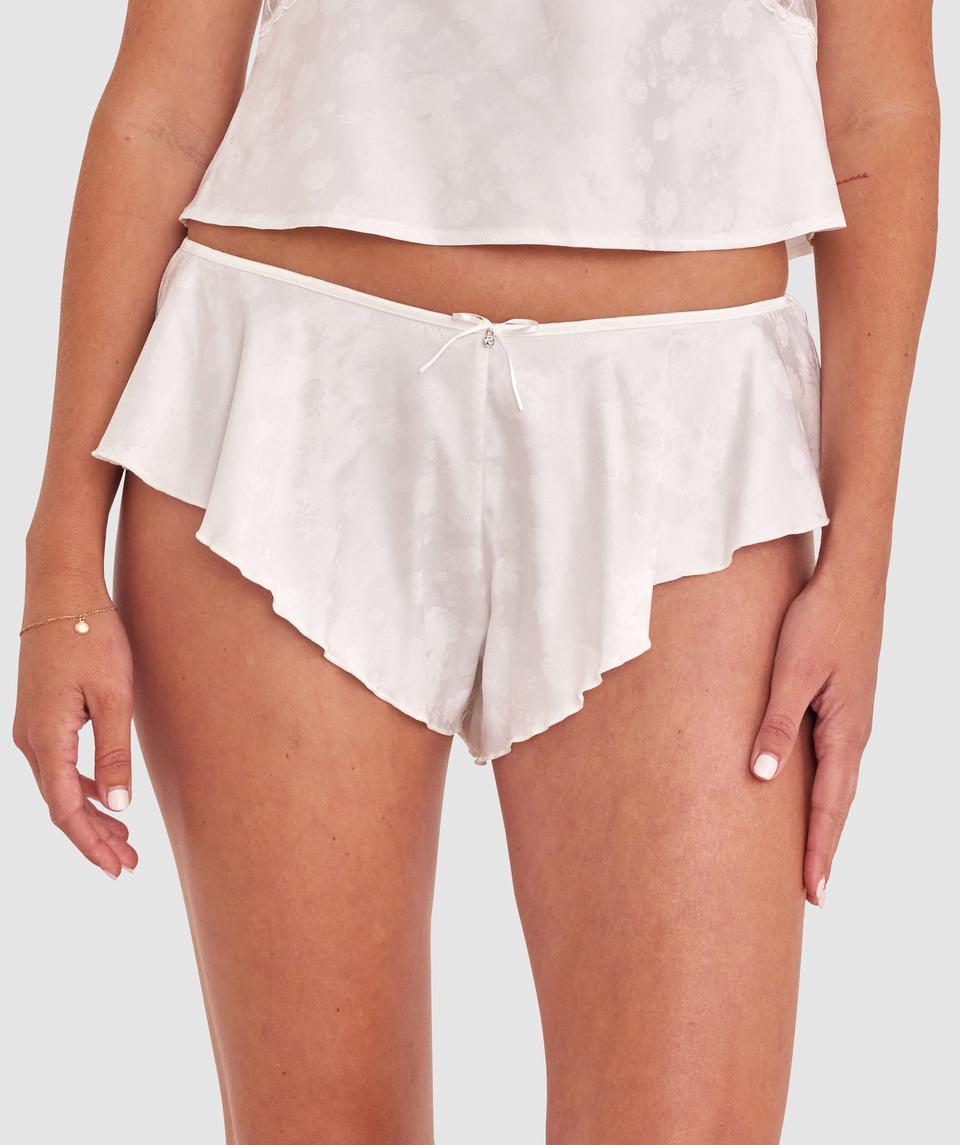 Georgia is wearing a 10BC bra and size 10 underwear, with bust 86cm/34in, waist 69cm/27in, and hip 95cm/37.5in. She stands at 175cm/5'9in.