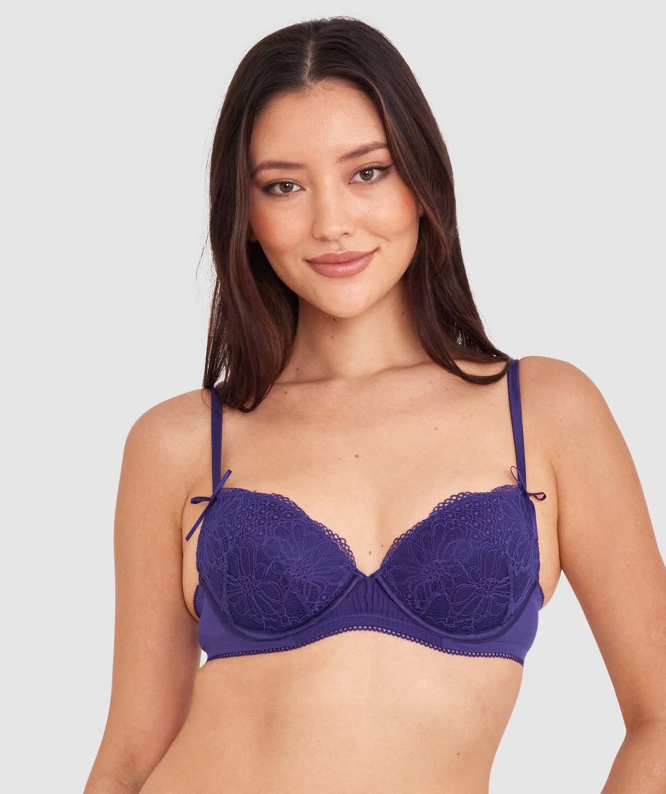 Farida is wearing a 10BC/S top and 10/S bottom, with bust 84cm/33in, waist 66cm/26in, and hip 91cm/36in. She stands at 173cm/5'8in.
