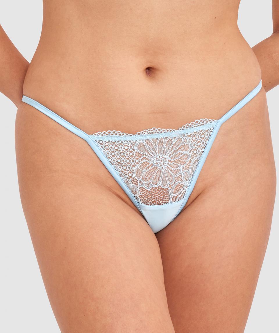 Farida is wearing a 10BC/S top and 10/S bottom, with bust 84cm/33in, waist 66cm/26in, and hip 91cm/36in. She stands at 173cm/5'8in.