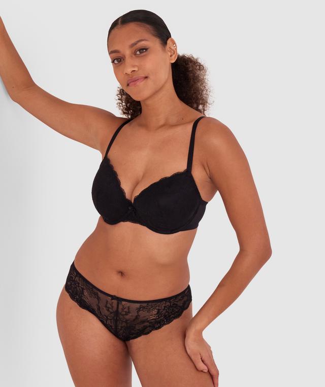 Kristina wears a size 10C bra and size 10 underwear. She is 181cm tall and has measurements of 84cm bust a 66cm waist and 99cm hips.