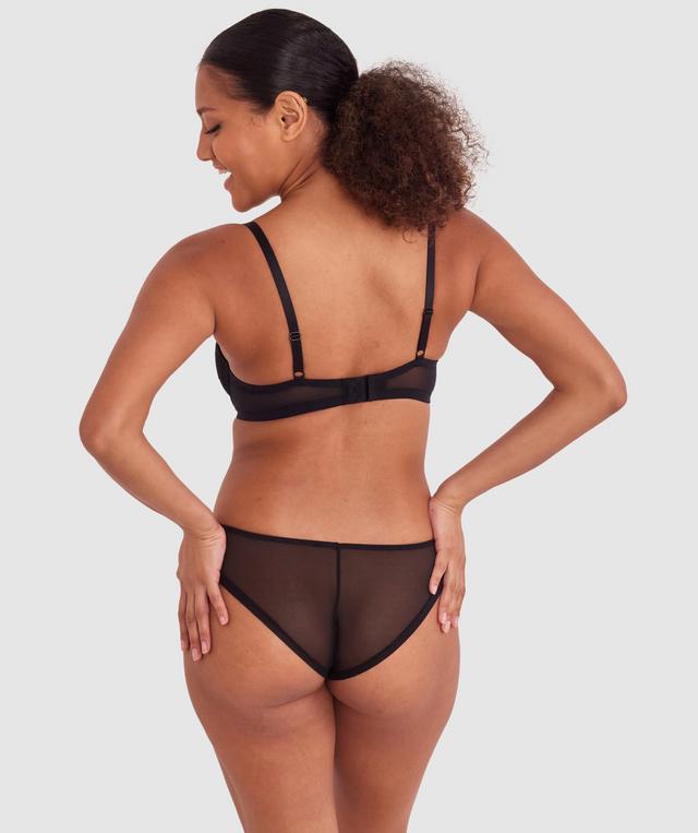 Kristina wears a size 10C bra and size 10 underwear. She is 181cm tall and has measurements of 84cm bust a 66cm waist and 99cm hips.