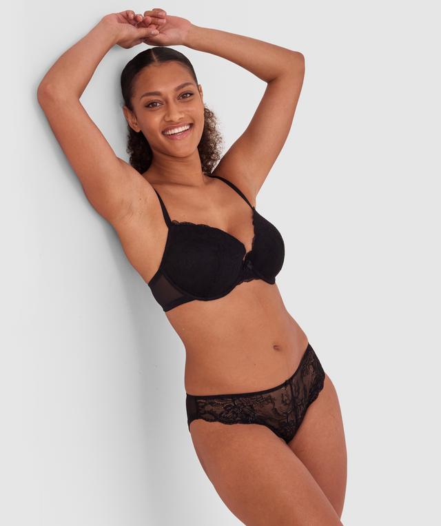 Kristina wears a size 10C bra and size 10 underwear. She is 181cm tall and has measurements of 84cm bust a 66cm waist and 99cm hips.