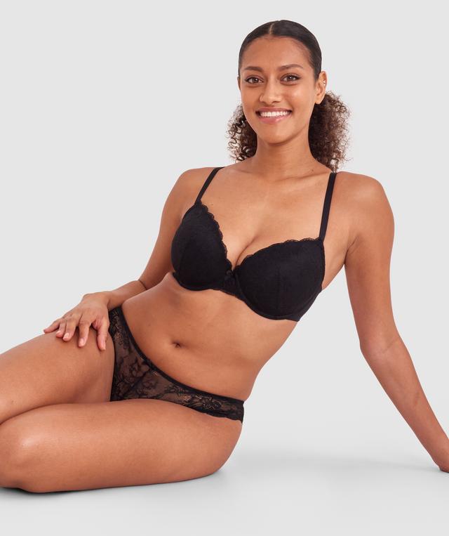 Kristina wears a size 10C bra and size 10 underwear. She is 181cm tall and has measurements of 84cm bust a 66cm waist and 99cm hips.