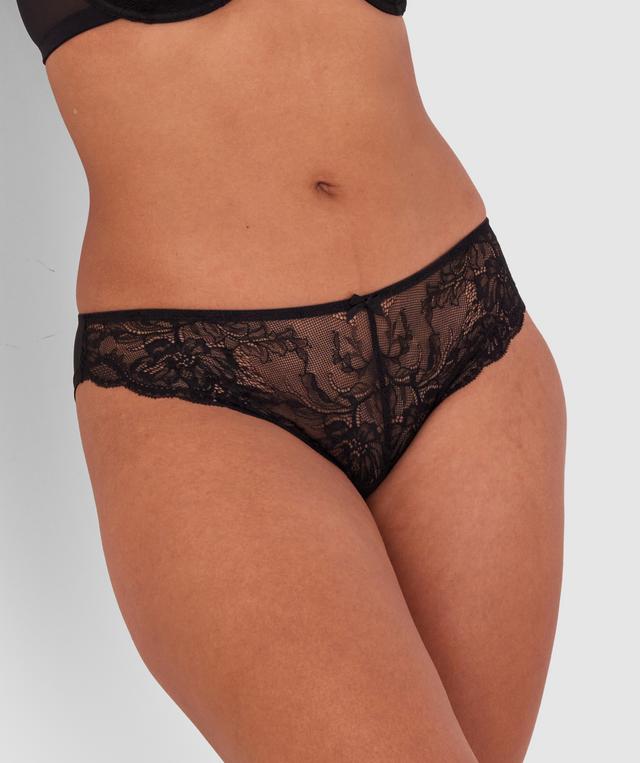 Kristina wears a size 10C bra and size 10 underwear. She is 181cm tall and has measurements of 84cm bust a 66cm waist and 99cm hips.