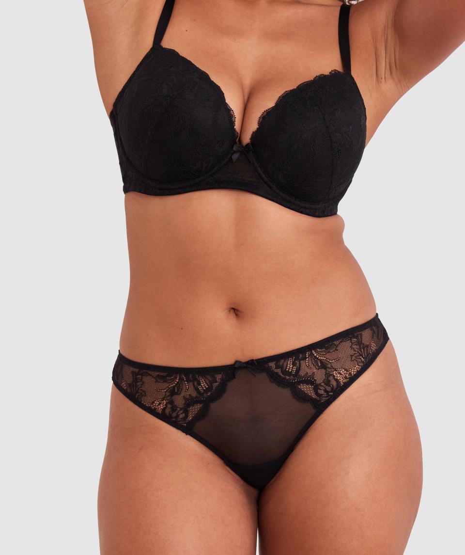 Kristina wears a size 10C bra and size 10 underwear. She is 181cm tall and has measurements of 84cm bust a 66cm waist and 99cm hips.