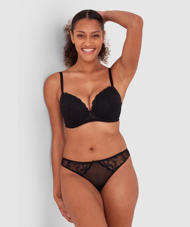 Kristina wears a size 10C bra and size 10 underwear. She is 181cm tall and has measurements of 84cm bust a 66cm waist and 99cm hips.