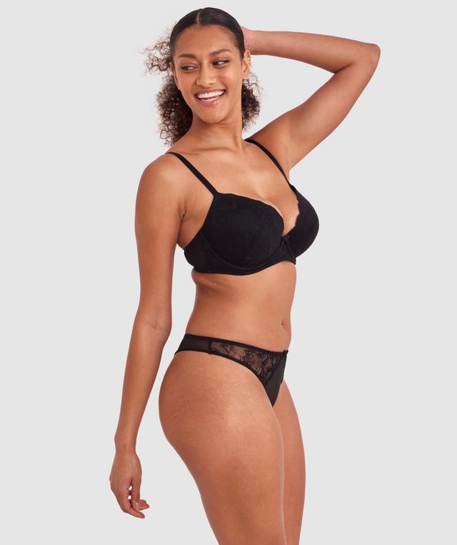 Kristina wears a size 10C bra and size 10 underwear. She is 181cm tall and has measurements of 84cm bust a 66cm waist and 99cm hips.