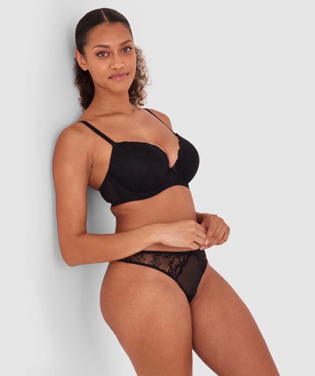 Kristina wears a size 10C bra and size 10 underwear. She is 181cm tall and has measurements of 84cm bust a 66cm waist and 99cm hips.