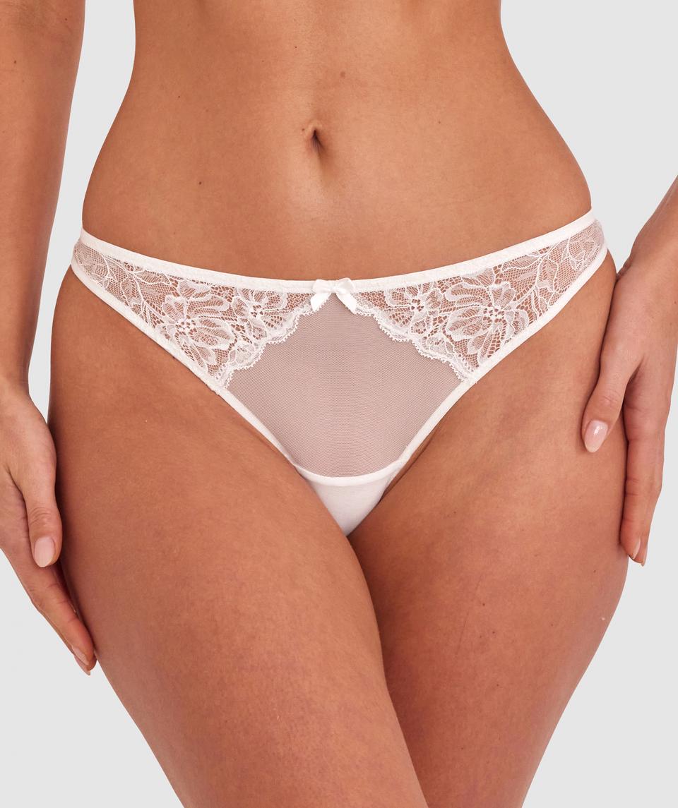 Kris wears a size 10C bra and size 10 underwear. She is 181cm tall and has measurements of 84cm bust a 66cm waist and 99cm hips.