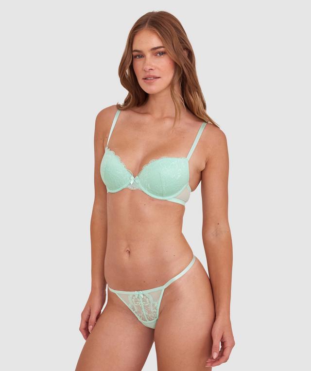 Sianie wears a size 10 B/C bra and size 10 underwear. She is 175cm tall and has measurements of 85cm bust a 66cm waist and 93cm hips.