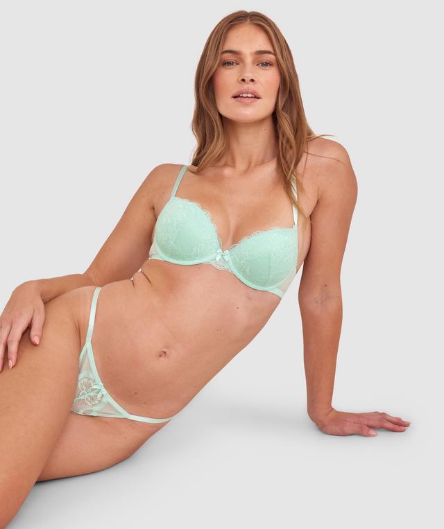 Sianie wears a size 10 B/C bra and size 10 underwear. She is 175cm tall and has measurements of 85cm bust a 66cm waist and 93cm hips.