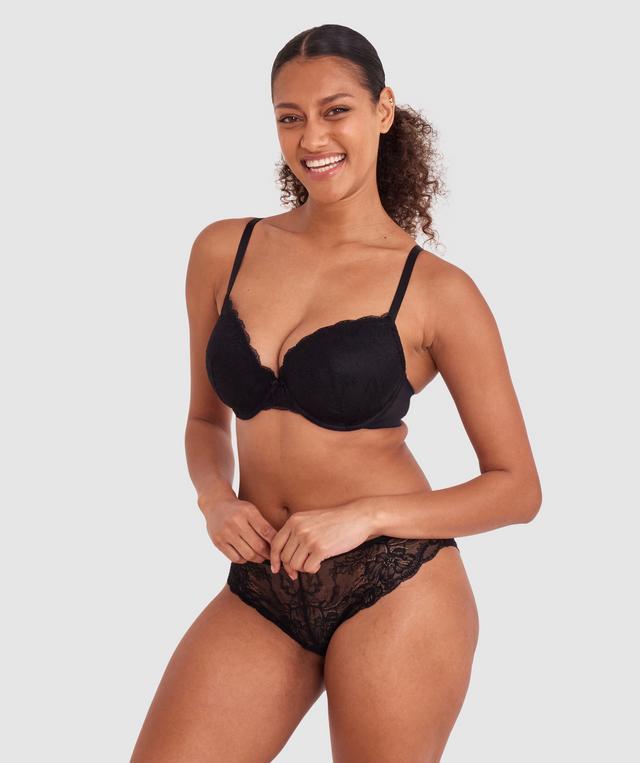 Kristina wears a size 10C bra and size 10 underwear. She is 181cm tall and has measurements of 84cm bust a 66cm waist and 99cm hips.