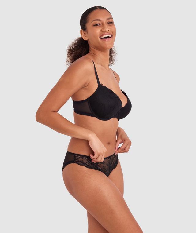 Kristina wears a size 10C bra and size 10 underwear. She is 181cm tall and has measurements of 84cm bust a 66cm waist and 99cm hips.
