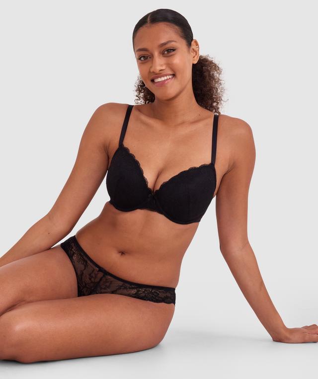 Kristina wears a size 10C bra and size 10 underwear. She is 181cm tall and has measurements of 84cm bust a 66cm waist and 99cm hips.