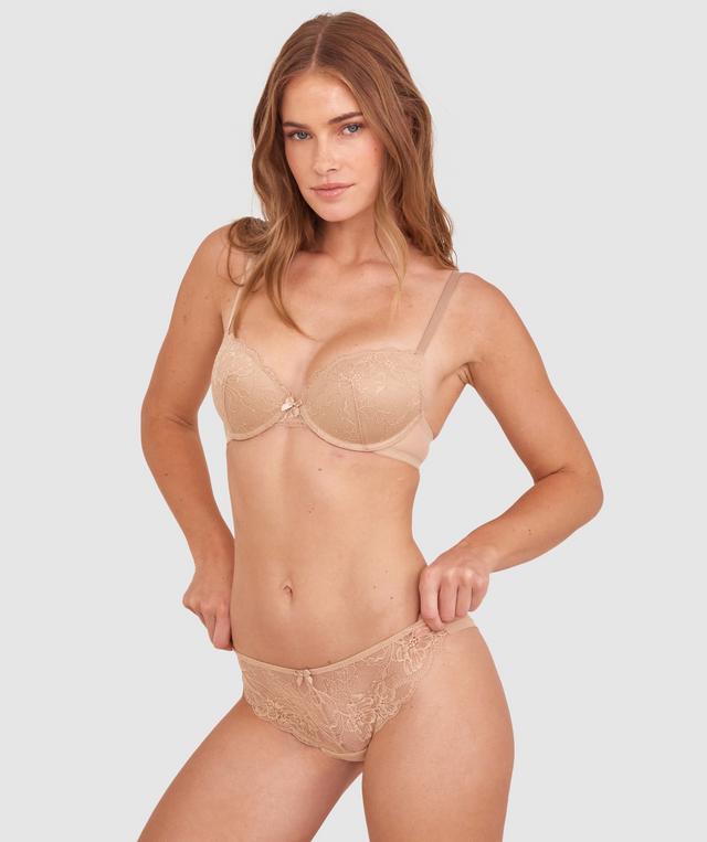 Sianie  wears a size 10 B/C bra and size 10 underwear. She is 175cm tall and has measurements of 85cm bust a 66cm waist and 93cm hips.