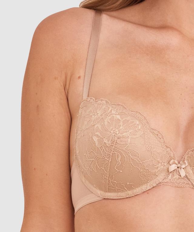 Sianie  wears a size 10 B/C bra and size 10 underwear. She is 175cm tall and has measurements of 85cm bust a 66cm waist and 93cm hips.