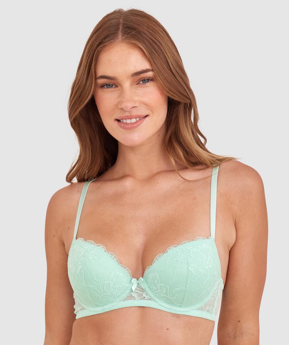 Sianie wears a size 10 B/C bra and size 10 underwear. She is 175cm tall and has measurements of 85cm bust a 66cm waist and 93cm hips.