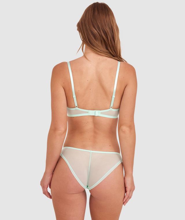 Sianie wears a size 10 B/C bra and size 10 underwear. She is 175cm tall and has measurements of 85cm bust a 66cm waist and 93cm hips.
