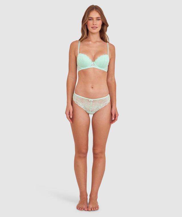 Sianie wears a size 10 B/C bra and size 10 underwear. She is 175cm tall and has measurements of 85cm bust a 66cm waist and 93cm hips.