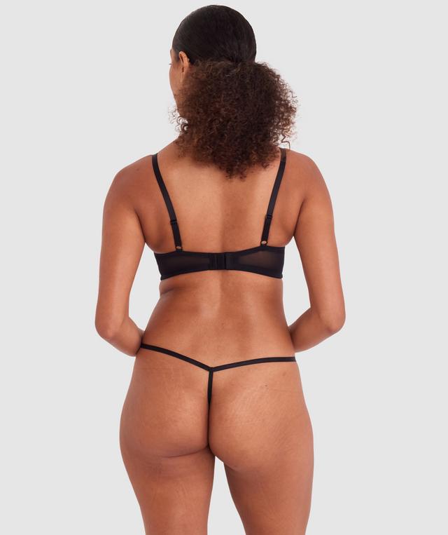 Kristina wears a size 10C bra and size 10 underwear. She is 181cm tall and has measurements of 84cm bust a 66cm waist and 99cm hips.