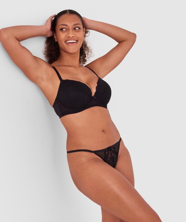 Kristina wears a size 10C bra and size 10 underwear. She is 181cm tall and has measurements of 84cm bust a 66cm waist and 99cm hips.