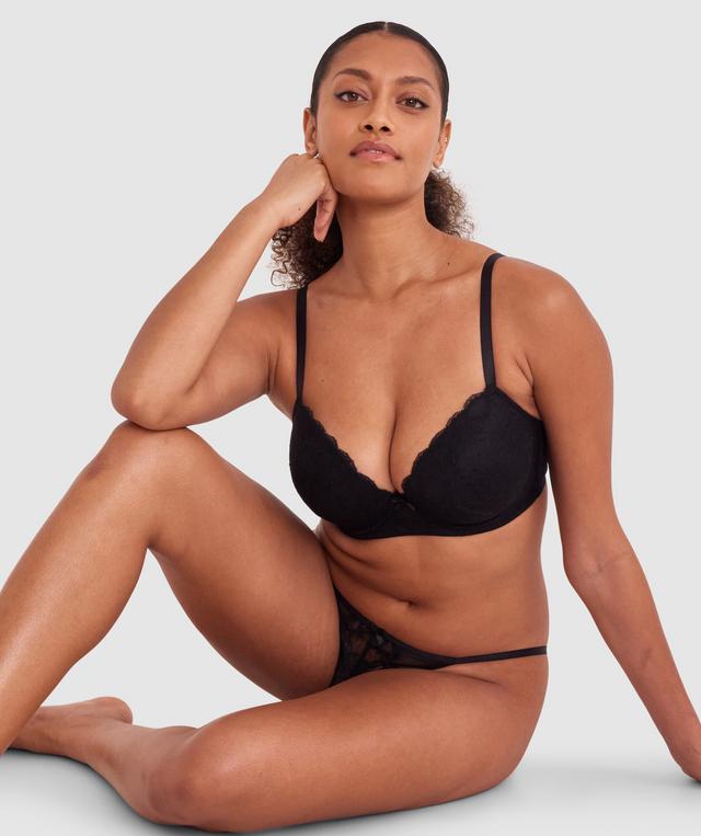 Kristina wears a size 10C bra and size 10 underwear. She is 181cm tall and has measurements of 84cm bust a 66cm waist and 99cm hips.