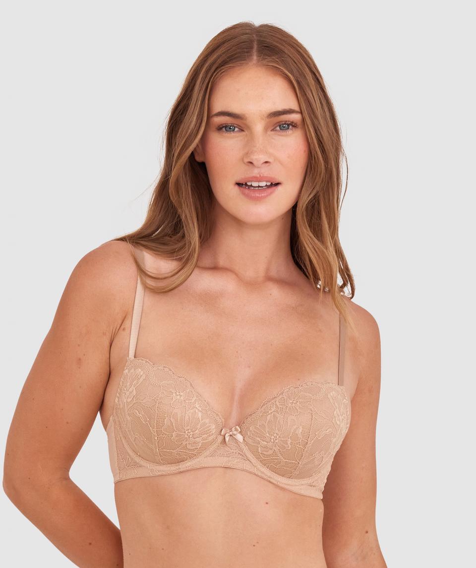 Sianie wears a size 10 B/C bra and size 10 underwear. She is 175cm tall and has measurements of 85cm bust a 66cm waist and 93cm hips.