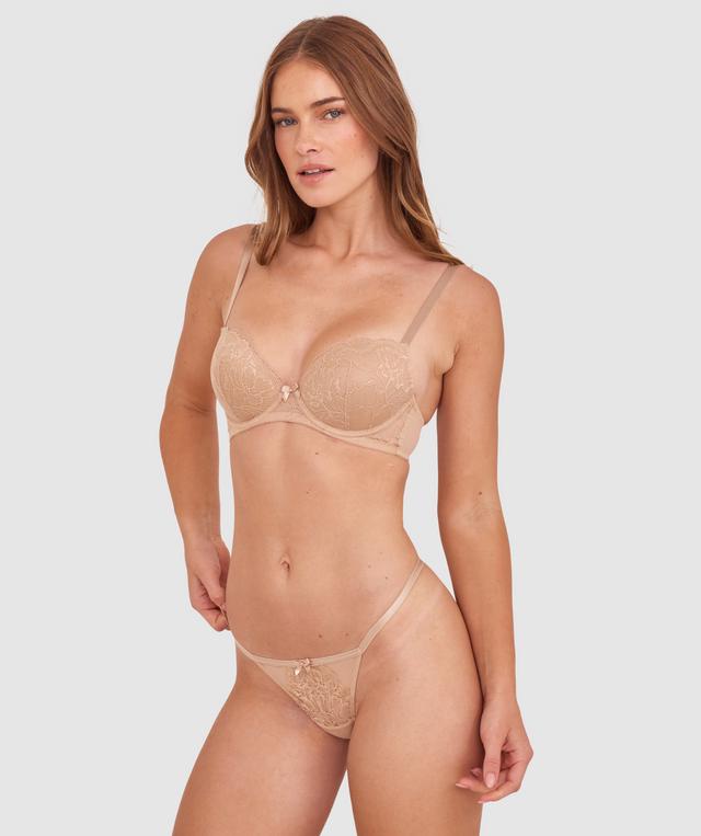 Sianie wears a size 10 B/C bra and size 10 underwear. She is 175cm tall and has measurements of 85cm bust a 66cm waist and 93cm hips.