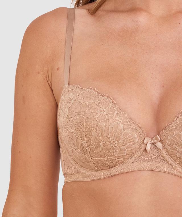 Sianie wears a size 10 B/C bra and size 10 underwear. She is 175cm tall and has measurements of 85cm bust a 66cm waist and 93cm hips.