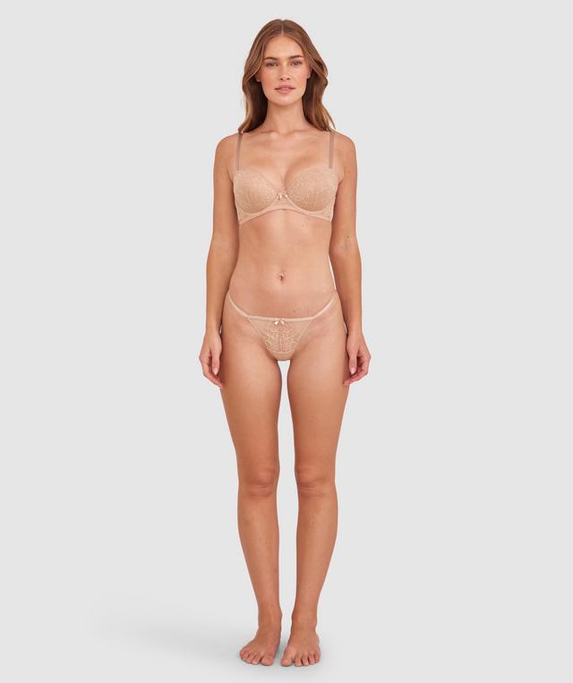 Sianie wears a size 10 B/C bra and size 10 underwear. She is 175cm tall and has measurements of 85cm bust a 66cm waist and 93cm hips.