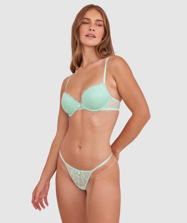 Sianie wears a size 10 B/C bra and size 10 underwear. She is 175cm tall and has measurements of 85cm bust a 66cm waist and 93cm hips.