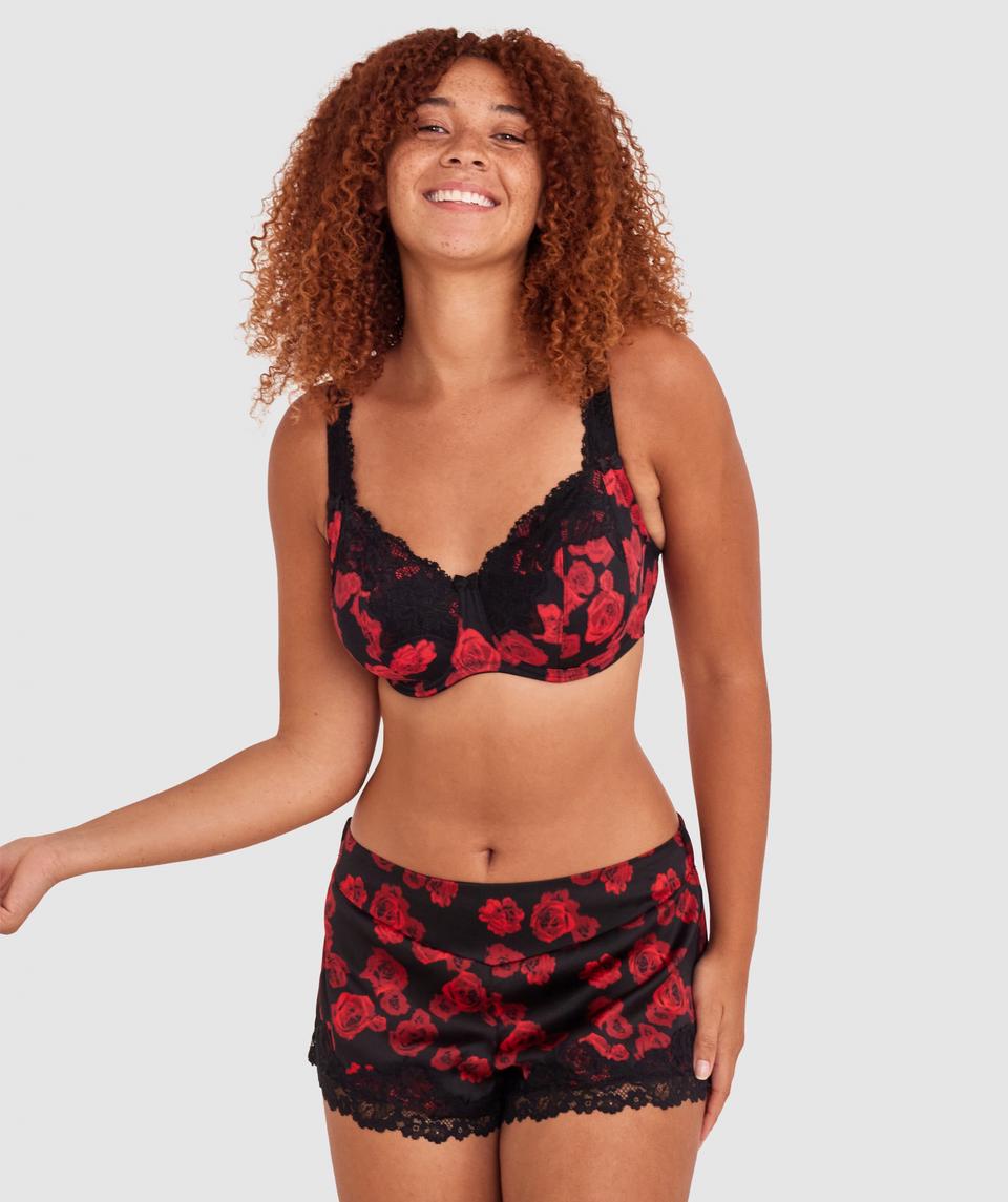 Zara is wearing a 12DD top and 12 bottom, with bust 89cm/35in, waist 71cm/28in, and hip 102cm/40in. She stands at 180cm/5'11in.
