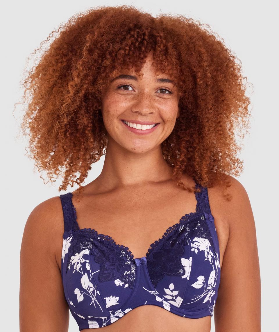 Zara is wearing a 12DD top and 12 bottom, with bust 89cm/35in, waist 71cm/28in, and hip 102cm/40in. She stands at 180cm/5'11in.