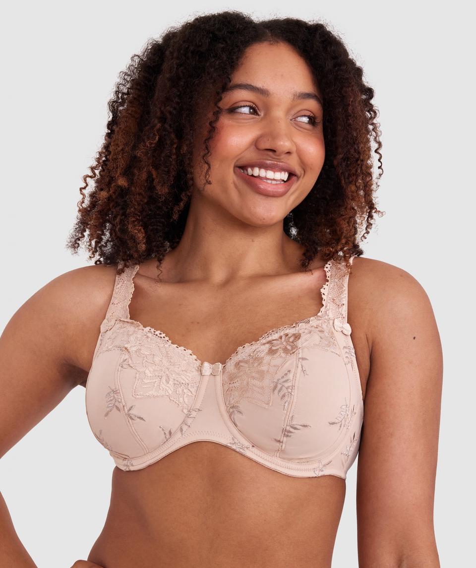 Cameron is wearing a 12DD bra and 12 underwear, with waist 72cm/28in, and hip 88cm/34.5in. She stands at 165cm/5'5in.