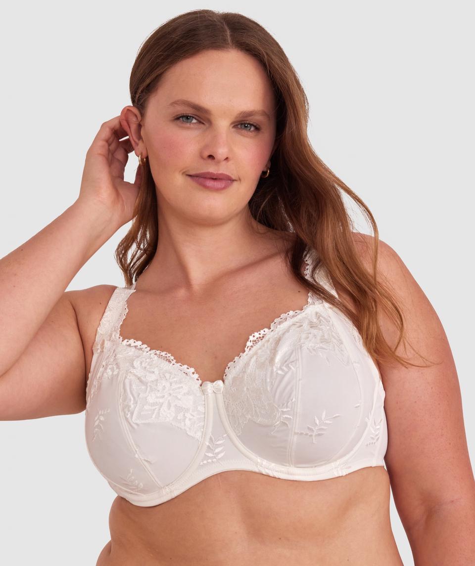 Jesikah is wearing a 16DD/XL top and 16/XL bottom, with bust 97cm/38in, waist 82cm/32in, and hip 111cm/44in. She stands at 173cm/5'8in.