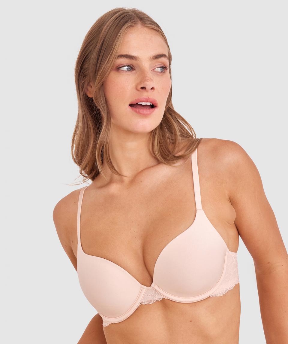 Sianie wears a size 10 B/C bra and size 10 underwear. She is 175cm tall and has measurements of 85cm bust a 66cm waist and 93cm hips.