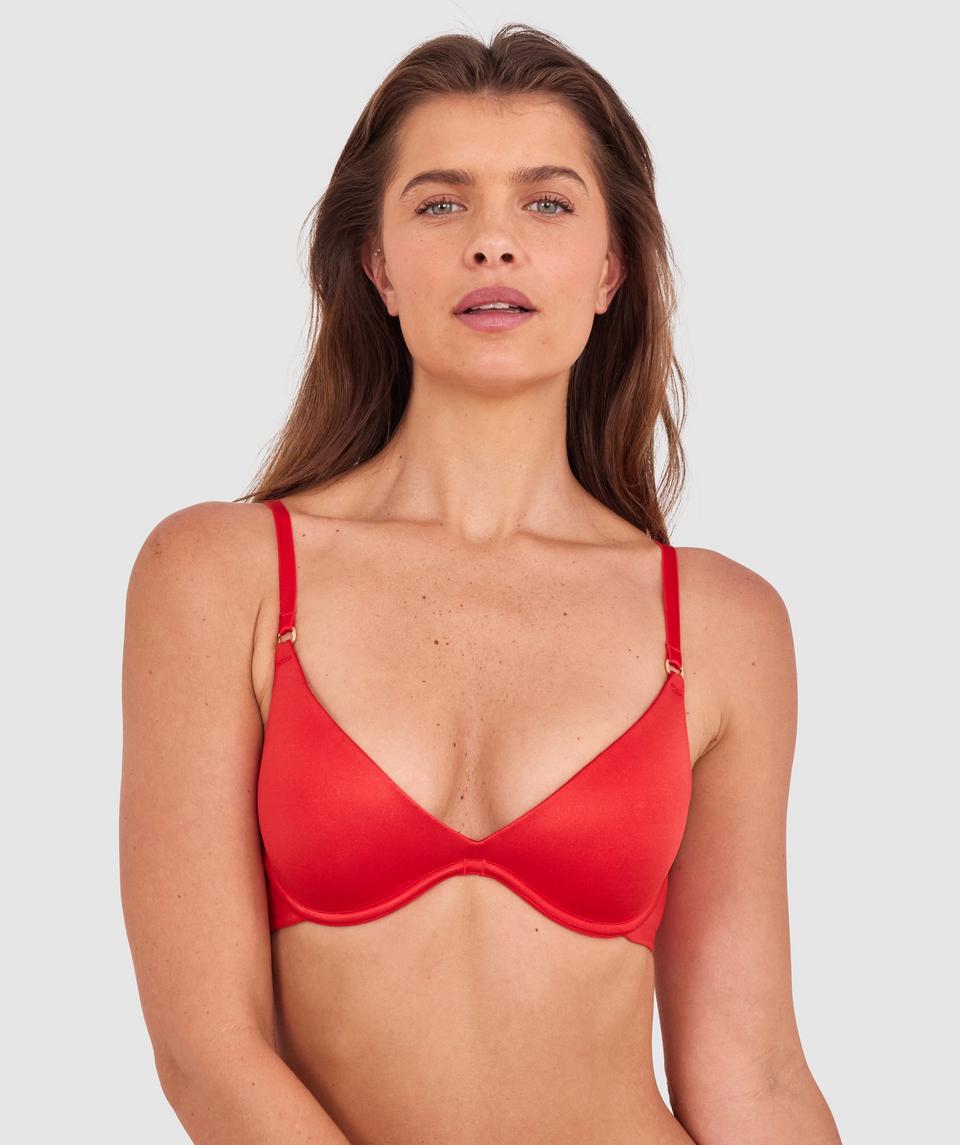 Kris wears a size 10C bra and size 10 underwear. She is 181cm tall and has measurements of 84cm bust a 66cm waist and 99cm hips.