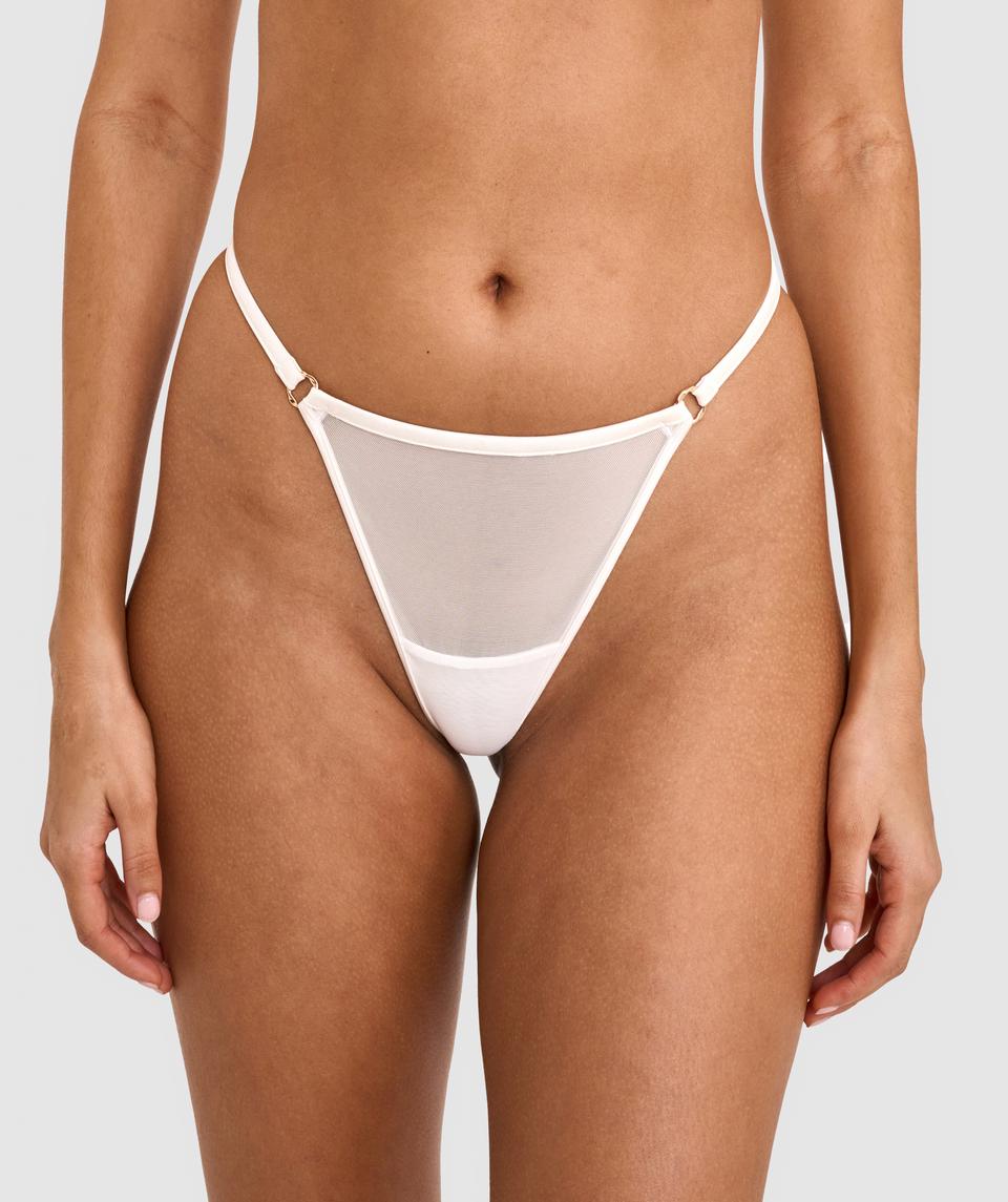 Kushi is wearing a 10C/S top and 10/S bottom, with bust 79cm/31in, waist 61cm/24in, and hip 91cm/36in. She stands at 173cm/5'8in.