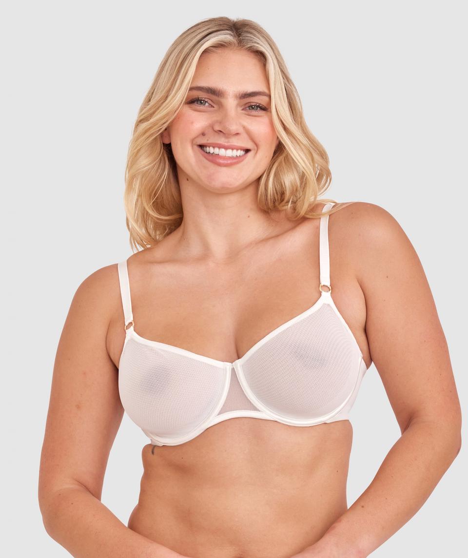 Zoe is wearing a 12DD/M top and 12/M bottom, with bust 98cm/38.5in, waist 85cm/33in, and hip 110cm/43in. She stands at 170cm/5'7".
