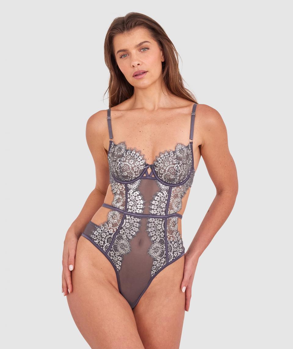 Kris wears a size 10C bra and size 10 underwear. She is 181cm tall and has measurements of 84cm bust a 66cm waist and 99cm hips.