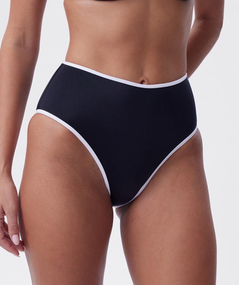Jayde is wearing a 10DD bra and 10 underwear, with bust 86cm/34in, waist 70cm/27.5in, and hip 99cm/39in. She stands at 181cm/5'11in.