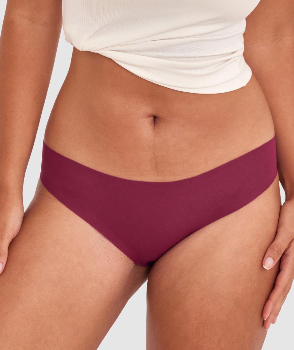 Zara is wearing a 12DD top and 12 bottom, with bust 89cm/35in, waist 71cm/28in, and hip 102cm/40in. She stands at 180cm/5'11in.