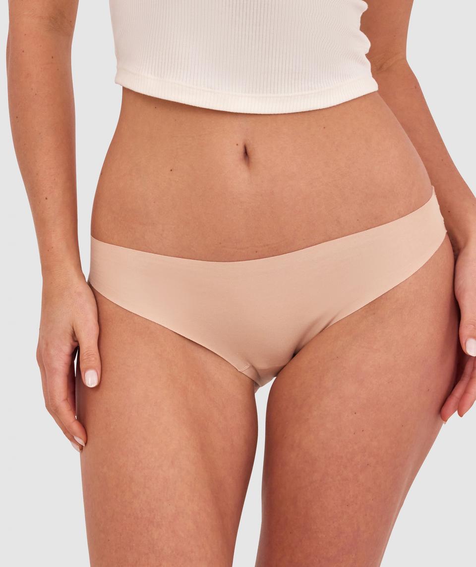Kris wears a size 10C bra and size 10 underwear. She is 181cm tall and has measurements of 84cm bust a 66cm waist and 99cm hips.