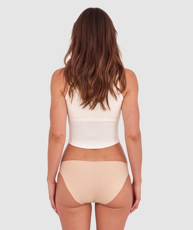 Kris wears a size 10C bra and size 10 underwear. She is 181cm tall and has measurements of 84cm bust a 66cm waist and 99cm hips.