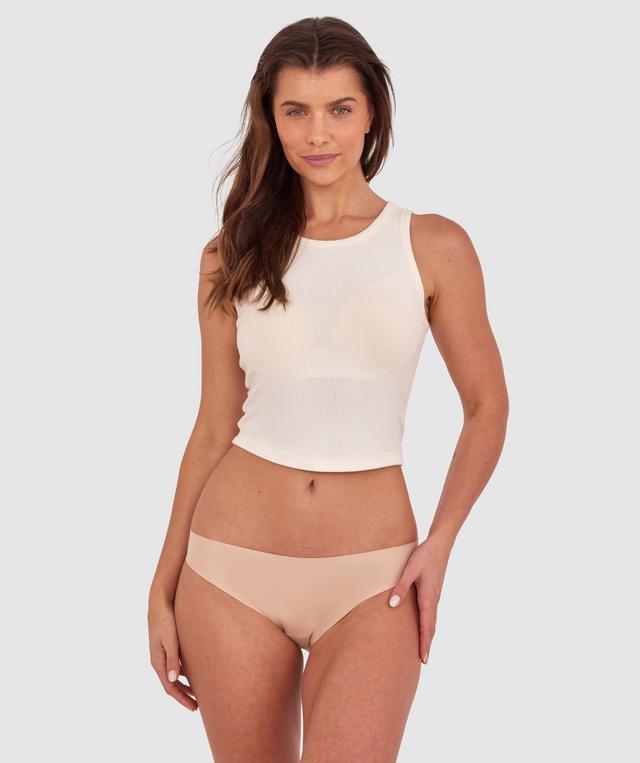 Kris wears a size 10C bra and size 10 underwear. She is 181cm tall and has measurements of 84cm bust a 66cm waist and 99cm hips.