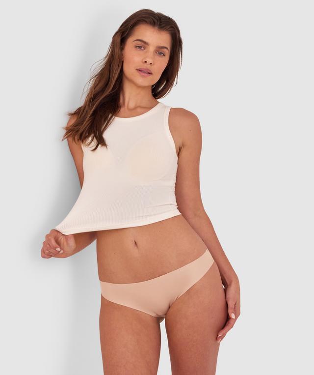 Kris wears a size 10C bra and size 10 underwear. She is 181cm tall and has measurements of 84cm bust a 66cm waist and 99cm hips.