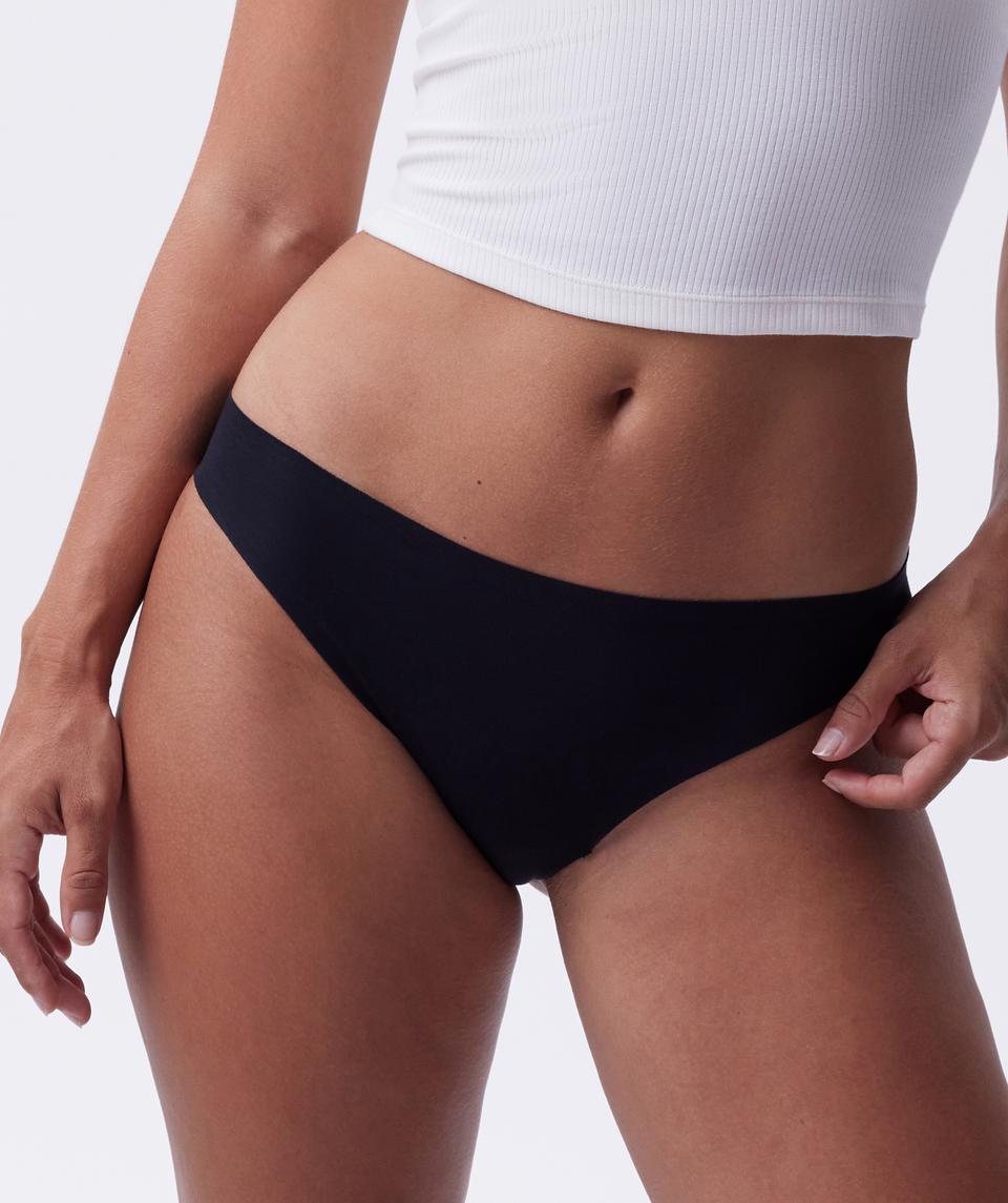 Tash is wearing a 10BC bra and 10 underwear, with bust 81cm/32in, waist 66cm/26in, and hip 94cm/37in. She stands at 173cm/5'8in.