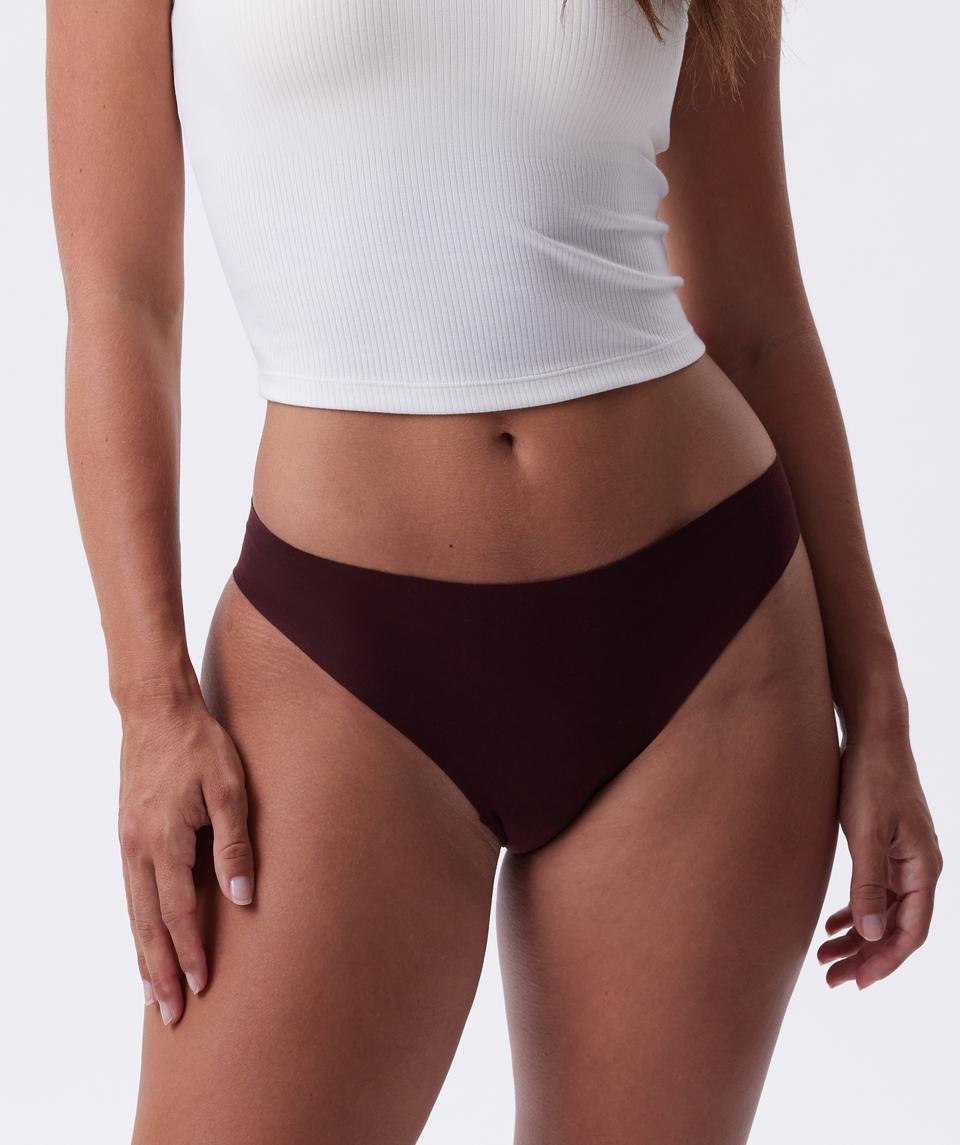 Tash is wearing a 10BC bra and 10 underwear, with bust 81cm/32in, waist 66cm/26in, and hip 94cm/37in. She stands at 173cm/5'8in.
