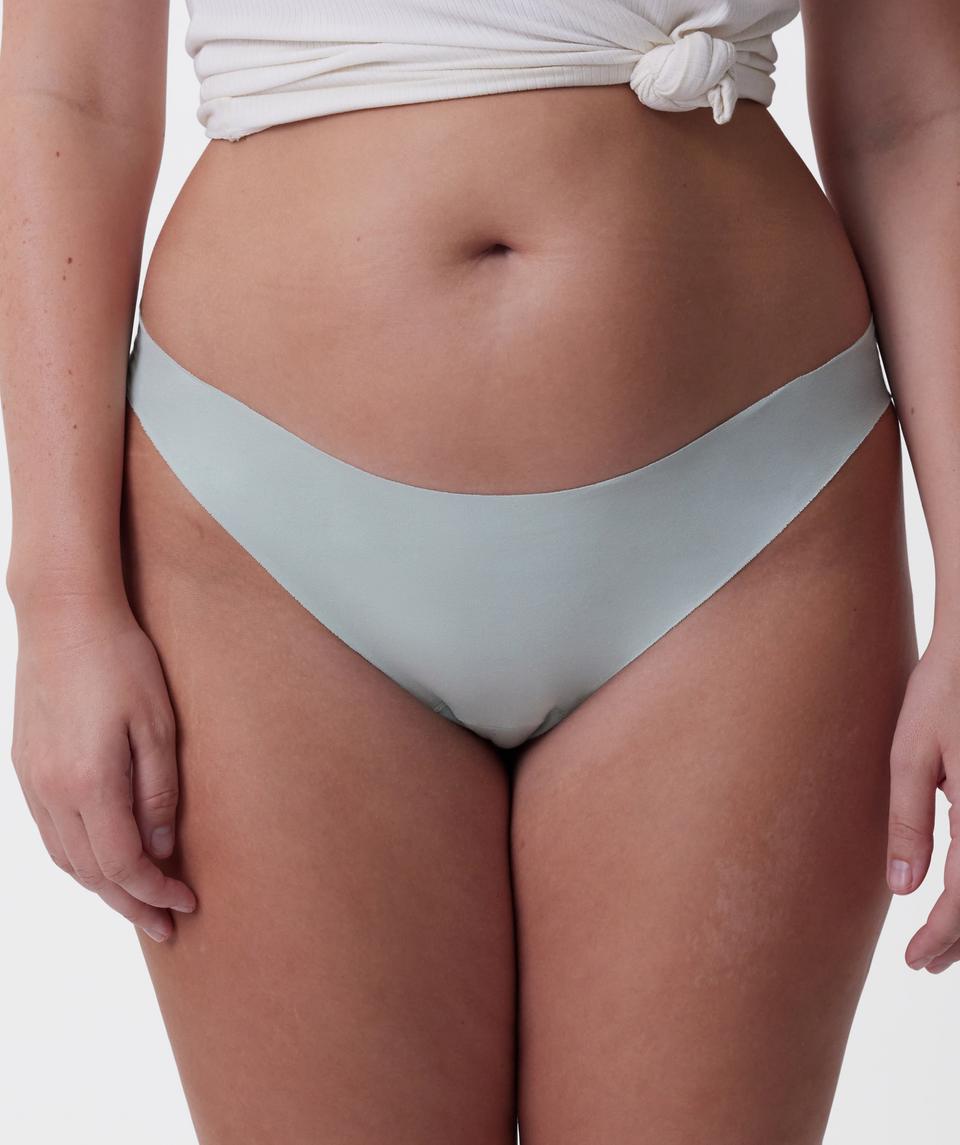 Jasmine is wearing a 12DD bra and size 12 underwear, with bust 96cm/38in, waist 77cm/30.5in, and hip 111cm/43.5in. She stands at 175cm/5'9in.